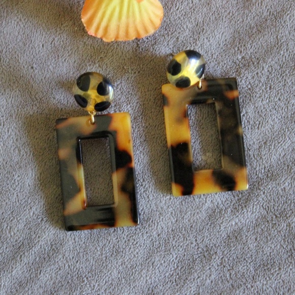 Jewelry - NWOT Rectangular Cheetah Print Dangle Earrings